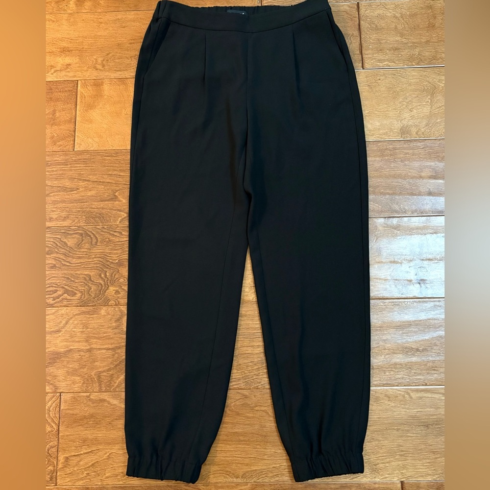 NWOT - Trouve jogger pull-on dress pants with pockets and stretch waist. Size 0.